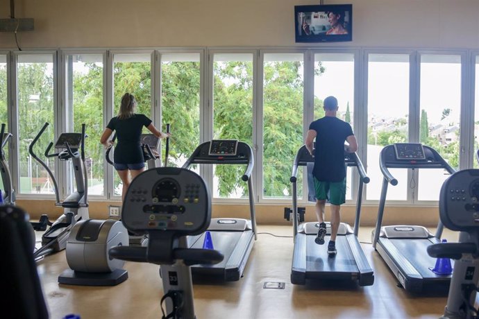 Archivo - Varios clientes entrenan en el gimnasio 