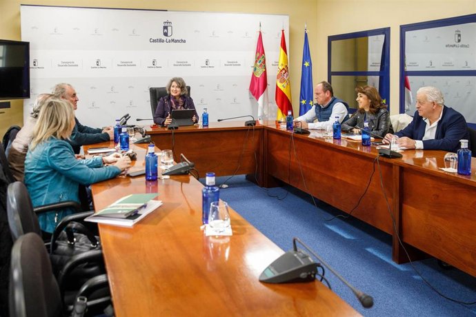 La consejera de Desarrollo Sostenible, Mercedes Gómez, en una reunión con el presidente de Asaja Castilla-La Mancha, José María Fresneda.