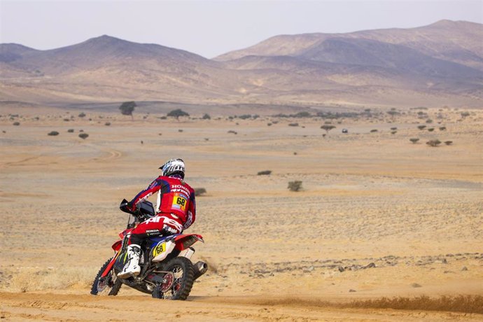 El piloto español Tosha Schareina (Honda), en la etapa 7 del Rally Dakar 2025. 