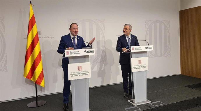 (I-D) El conseller de Justicia y Calidad Democrática de la Generalitat, Ramon Espadaler, y el alcalde de Barcelona, Jaume Collboni, en rueda de prensa tras reunirse en la sede del departamento.
