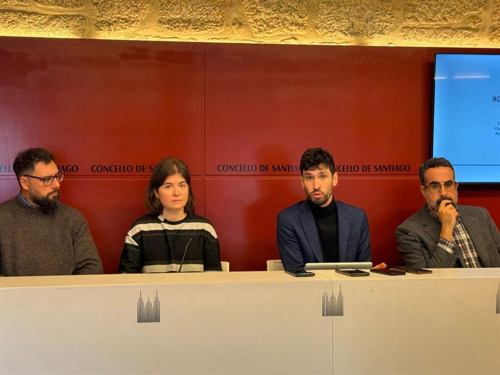 Rueda de prensa del concejal de Urbanismo de Santiago, Iago Lestegás, junto al equipo del grupo de estudios territoriales de la UDC que desarrolló el diagnóstico sobre el mercado residencial de la capital gallega.