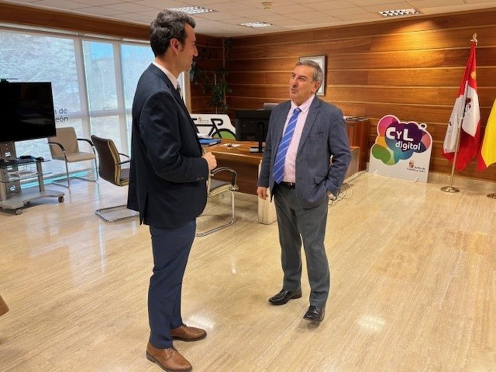 El consejero de Movilidad y Transformación Digital de la Junta, José Luis Sanz Merino (dcha), y el alcalde de Medina de Rioseco (Valladolid), David Esteban.