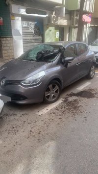 La Policía Nacional detiene a un hombre por provocar daños en un coche con objetos lanzados desde el balcón