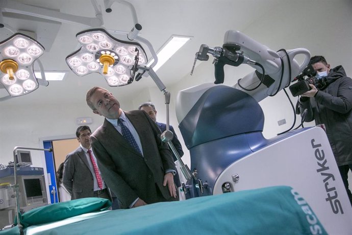 El presidente de Castilla-La Mancha, Emiliano García-Page, ha visitado, el Hospital General Universitario de Ciudad Real, donde ha conocido el funcionamiento del nuevo brazo robótico del Servicio de Traumatología.