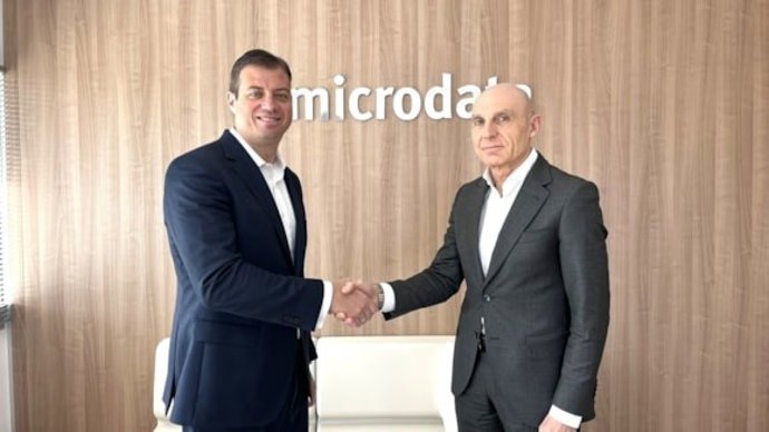 Archivo - De izquierda a derecha: el director general para Iberia, América Latina y África de Cegid, Javier Torres, y el consejero delegado de Microdata, Manuel Sanchez