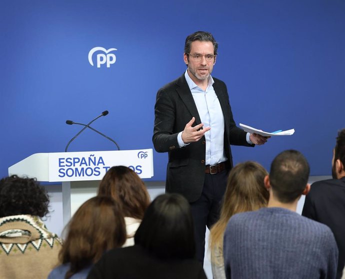 El portavoz del PP, Borja Sémper, durante una rueda de prensa posterior al Comité de Dirección del PP, en la sede del partido, a 13 de enero de 2025, en Madrid (España). Durante la comparecencia, Sémper, ha hablado sobre la posible moción de censura al pr