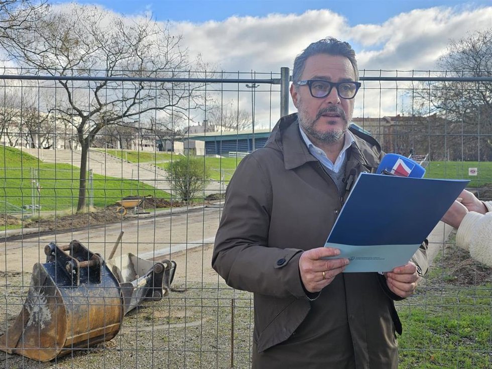 El concejal de Obras y Servicios para los Barrios y la Ciudad de Barakaldo, Jon Andoni Uría, junto a una de las obras para instalar pistas multideportivas en Lasesarre.
