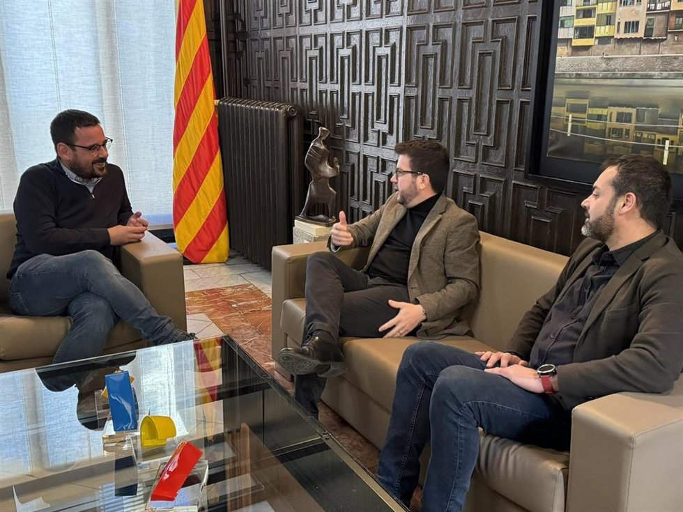 El alcalde de Girona, Lluc Salellas (i), el expresidente de la Generalitat Pere Aragons (c) y el portavoz de ERC en el Ayuntamiento de Girona, Quim Ayats (d)