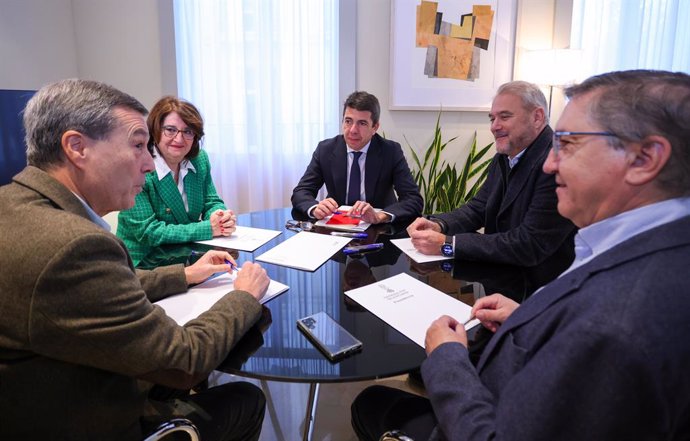 El president de la Generalitat, Carlos Mazón, es reunix amb els rectors de la Universitat d'Alacant (UA) i la Universitat Miguel Hernández d'Elx (UMH), Amparo Navarro, i Juan José Ruiz.