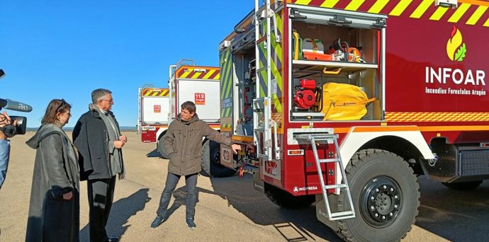 El consejero de Medio Ambiente y Turismo, Manuel Blasco, y la directora general de Gestión Forestal, Ana Oliván, junto a una de las nuevas autobombas.