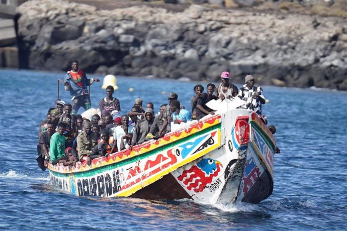 Archivo - Llegada de un cayuco con unas 170 personas migrantes a bordo al puerto de La Restinga, en la isla de El Hierro