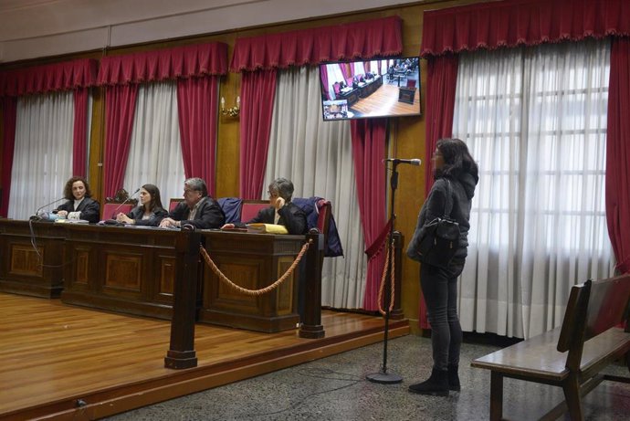 La mujer condenada por los incendios de Verín de 2022 durante la vista.