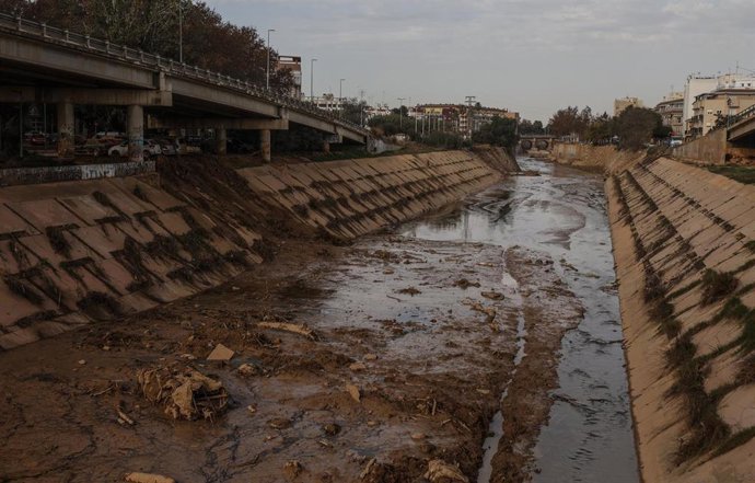 Archivo - Trabajos en el restablecimiento de las vías en el Barranco del Poyo