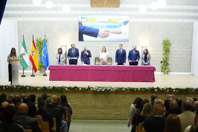 El ministro del Interior, Fernando Grande-Marlaska (3i), y la vicepresidenta segunda y ministra de Trabajo y Economía Social, Yolanda Díaz (c), durante el acto de entrega de diplomas en el Centro Penitenciario de Alcolea, en Córdoba.
