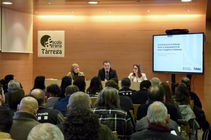 El conseller de Agricultura, Ganadería, Pesca y Alimentación de la Generalitat, Òscar Ordeig, en una reunión