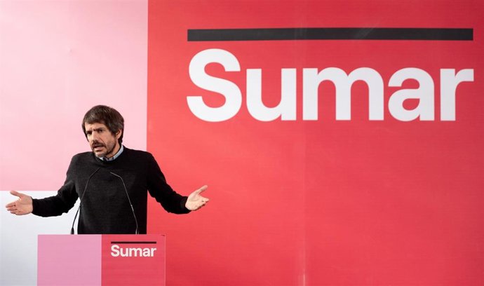 Archivo - El portavoz de Sumar y ministro de Cultura, Ernest Urtasun, durante una rueda de prensa, en el Espacio Rastro, a 9 de diciembre de 2024, en Madrid (España). 