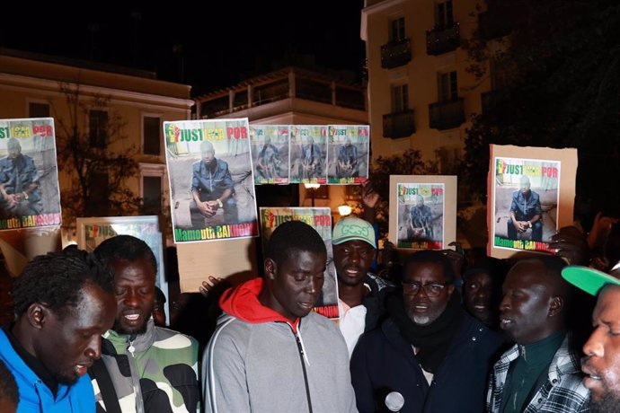 Imagen de archivo de la protesta de la Asociación de Senegaleses de Sevilla en protesta por la muerte del vendedor ambulante Mamouth Bakhoum, fallecido tras saltar al río Guadalquivir.