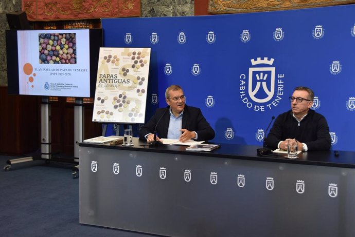 El consejero de Sector Primario del Cabildo de Tenerife, Valentín González, y el jefe de servicio de Agricultura, Domingo Ríos, en la presentación del plan insular de la papa