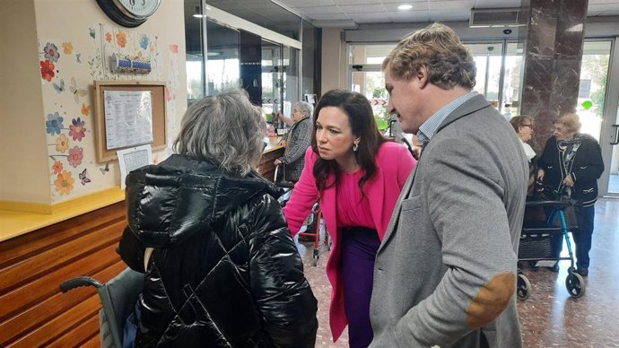 La consejera de Salud y Servicios Sociales, Sara García Espada, y el alcalde de Badajoz, Ignacio Gragera, visitan la Residencia de Mayores 'La Granadilla'.