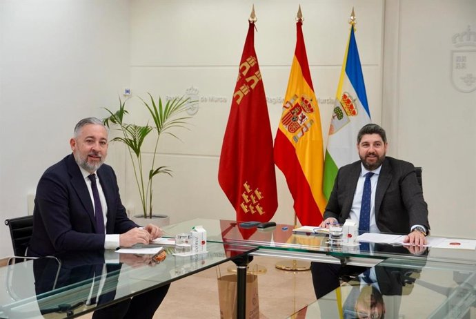 El presidente del Gobierno murciano, Fernando López Miras, y el alcalde de Santomera, Víctor Martínez, durante la reunión