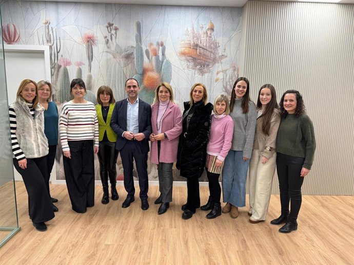 La vicepresidenta primera y consellera de Servicios Sociales, Igualdad y Vivienda, Susana Camarero, junto a responsables del Centro de Atención Integral 24 horas de València