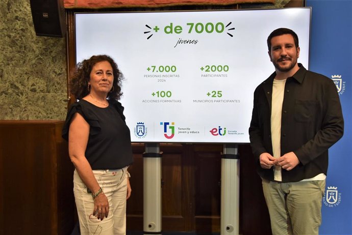 La técnica de Juventud del Cabildo de Tenerife, Begoña Martínez, y el consejero de Juventud, Serafín Mesa, en la presentación de un balance de la Escuela Tenerife Joven