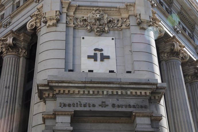 Archivo - Puerta principal del Instituto Cervantes en el Edificio de las Cariátides (C/ Alcalá Nº 49, Madrid).