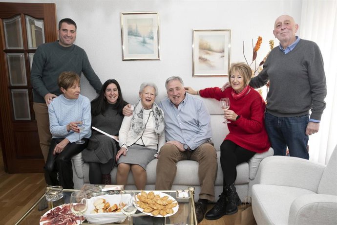 El alcalde de Pamplona felicita a María Esther Laguardia Bengoechea al cumplir cien años.
