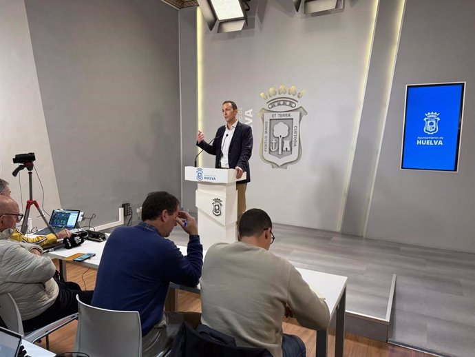 El segundo teniente de alcalde y concejal de Economía, Francisco Muñoz, este lunes en rueda de prensa.