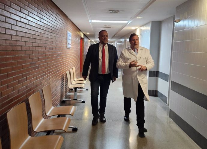 El presidente de la Diputación de León (I) en su visita al Hospital del Bierzo.