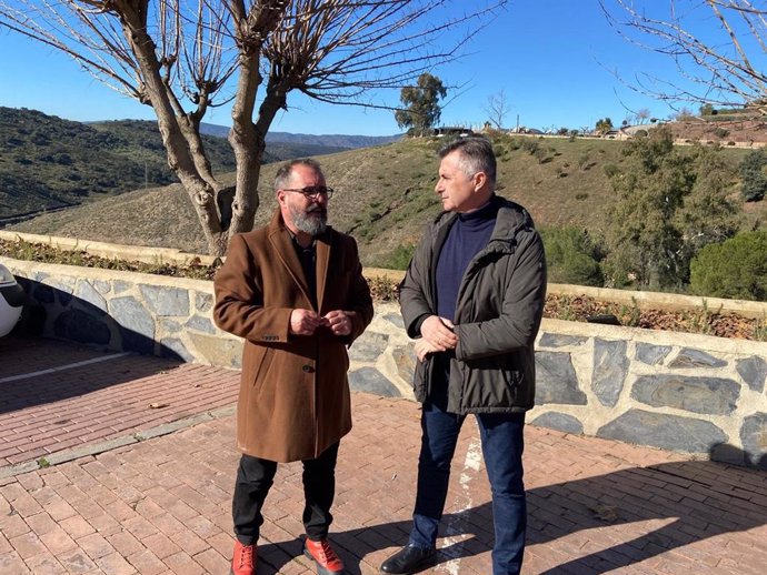 José Luis Agea (d) junto al alcalde de Baños de la Encina, Antonio Las Heras (i)