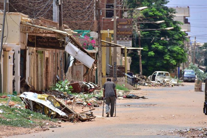 Archivo - Un hombre camina por las calles de Omdurmán, en Sudán  