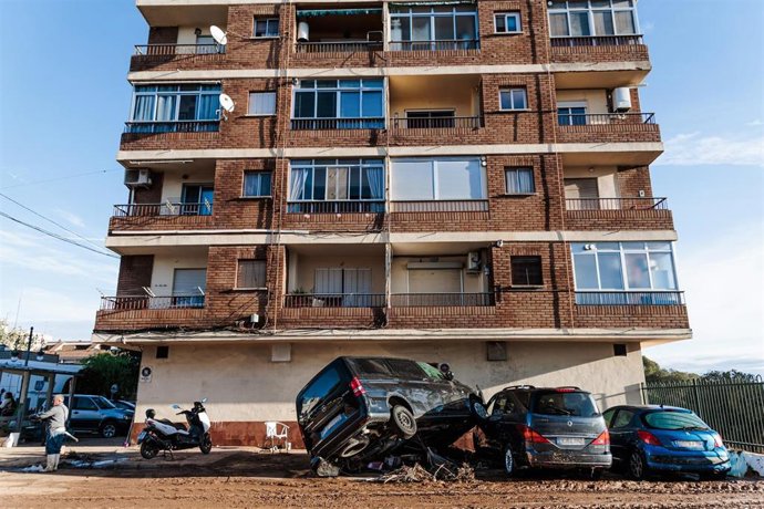 Archivo - Varios coches en una zona afectada por la dana