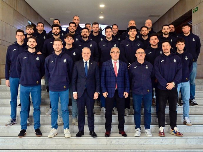 Foto de familia en el COE durante el acto de despedida a la selección masculina de balonmano de cara al Mundial de 2025