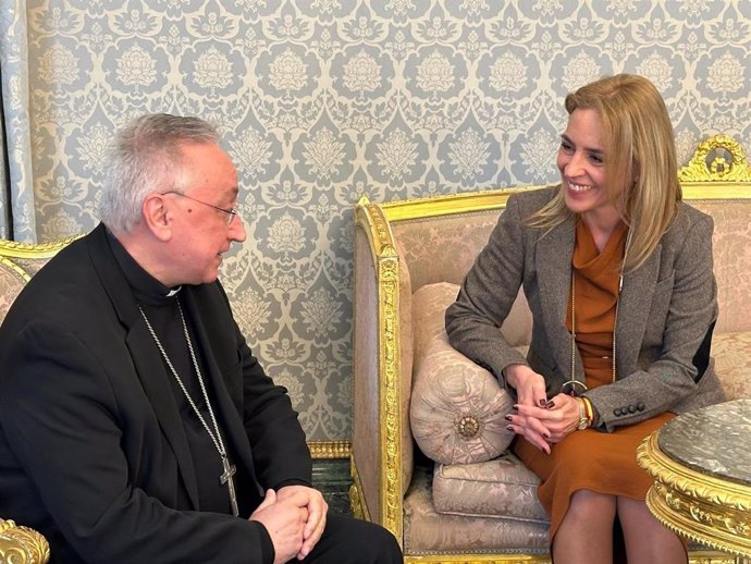 La presidenta de la Diputación, Almudena Martínez, y el obispo de la Diócesis de Asidonia-Jerez, monseñor José Rico Pavés.