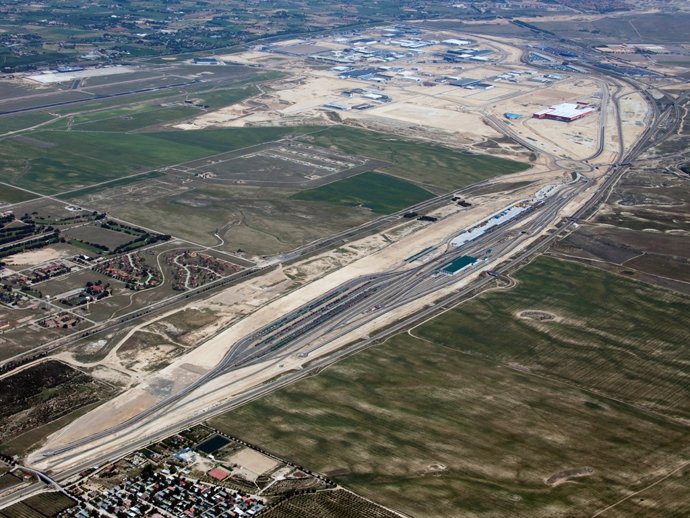 Archivo - Vista aérea de la terminal ferroviaria y PLAZA al fondo, en imagen de archivo