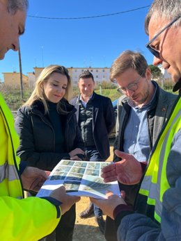 La alcaldesa de Alcalá, junto al subdelegado del Gobierno, supervisa los detalles del nuevo aparcamiento.