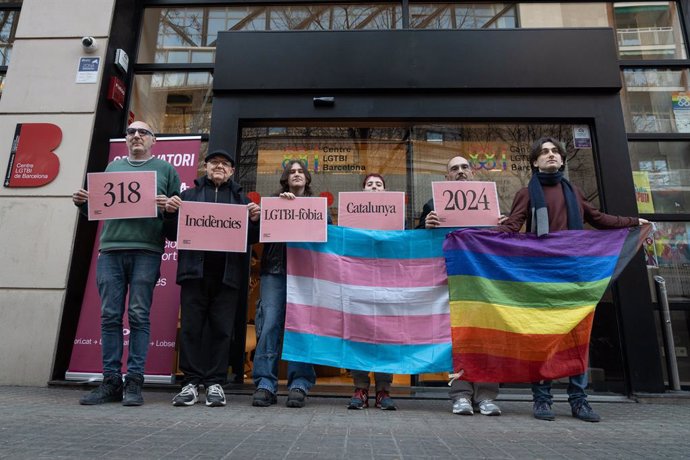 El president de l'Observatori contra l'LGTBI-fòbia, Eugeni Rodríguez (e), i altres membres de l'entitat