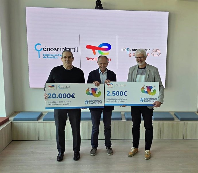 Entrega del cheque de TotalEnergies a la Federación Española de Familias de Cáncer Infantil