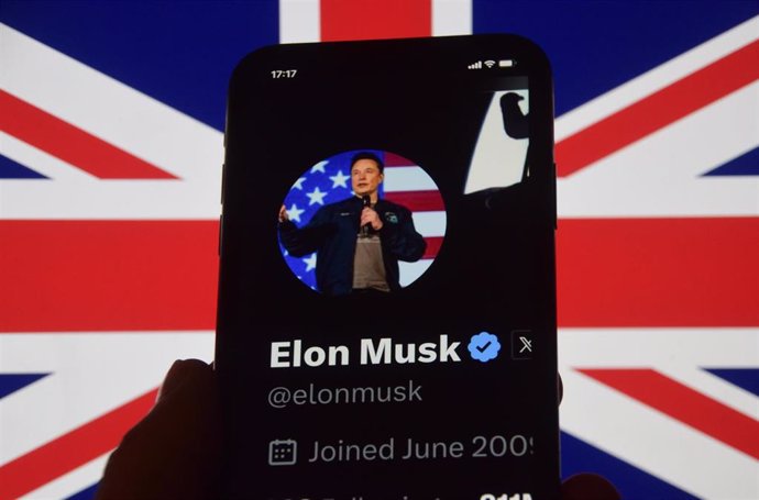 La cuenta en X de Elon Musk con una bandera de Reino Unido de fondo