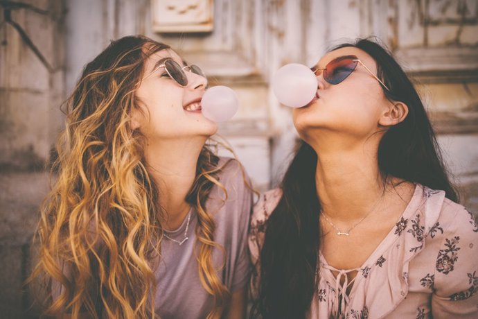 Archivo - Mujeres masticando chicle.