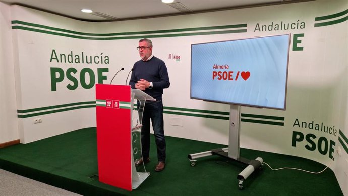 El secretario provincial del PSOE de Almería y diputado, Juan Antonio Lorenzo.