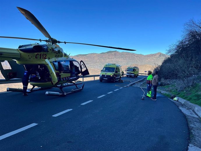 El helicóptero del SUC evacúa a un ciclista en la GC-60, en Tejeda