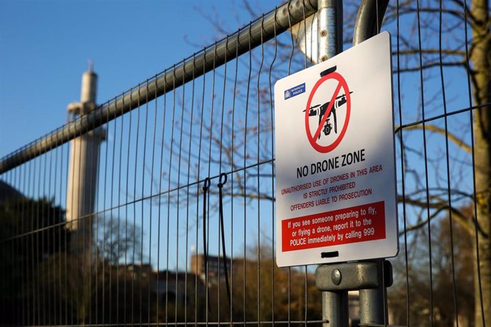 Archivo - Cartel anunciado la prohibición del uso de drones en Londres