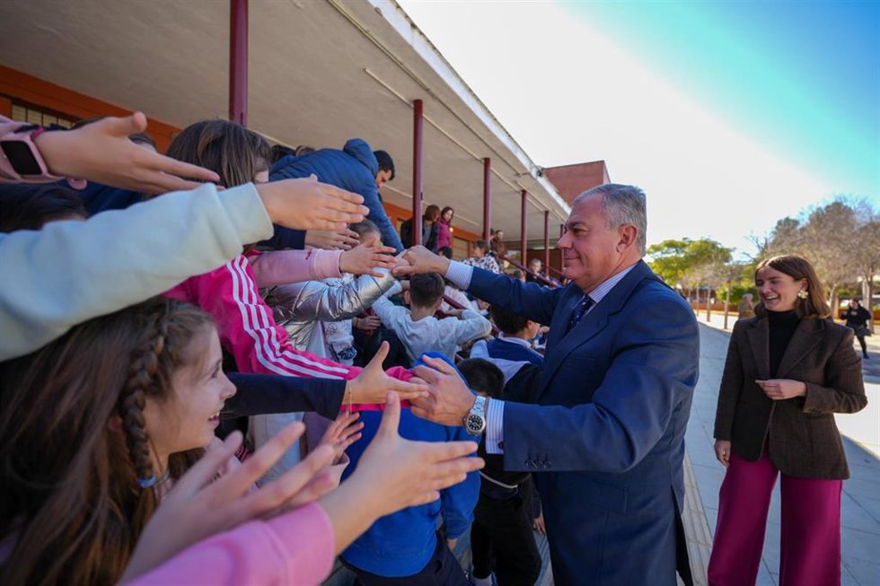 El alcalde de Sevilla, José Luis Sanz, inaugura las obras del Ángel Ganivet con nuevas pistas, patio y sistema de vigilancia y contraincendios.