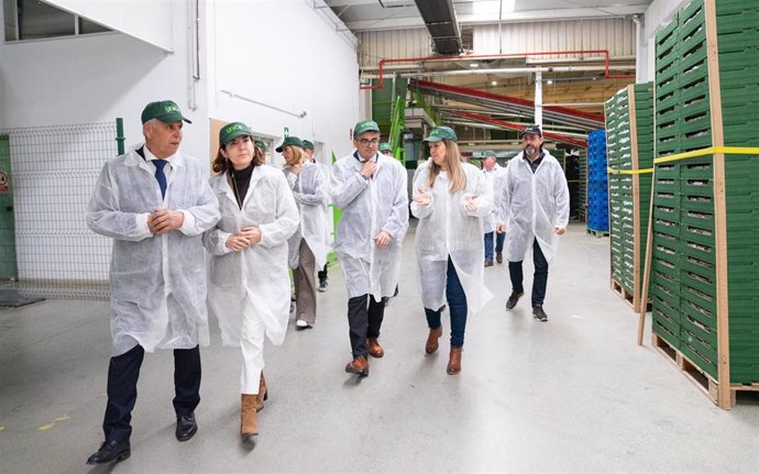 La consejera de Emplo, Rocío Blanco, en primer término en la foto, durante la visita a las instalaciones de El Grupo