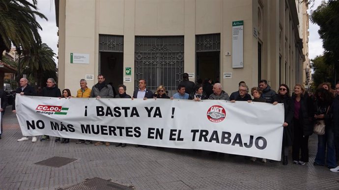 CCOO y UGT Málaga se concentran por la muerte de un trabajador en Benalmádena (Málaga) tras precipitarse desde un tejado cuando pintaba.