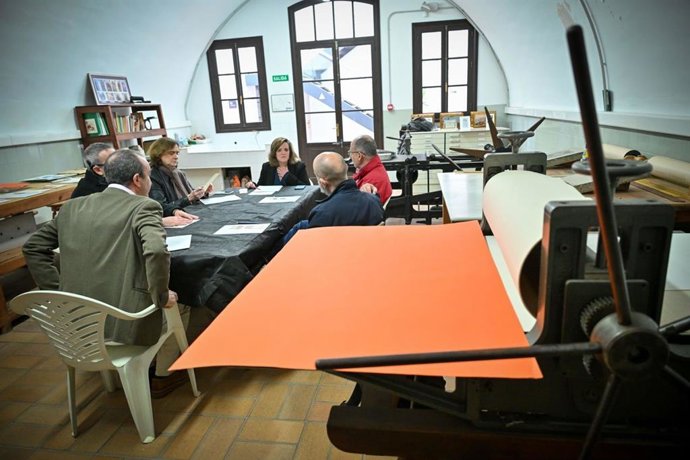 La teniente de alcalde delegada de Cultura del Ayuntamiento de Cádiz, Maite González, y José Domingo, director de la Escuela de Arte y Superior de Diseño de Cádiz, Juan Isaac Silva, junto a otros miembros de este centro educativo.