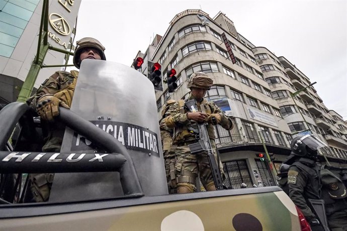 Archivo - Efectivos de la Policía Militar de Bolivia.