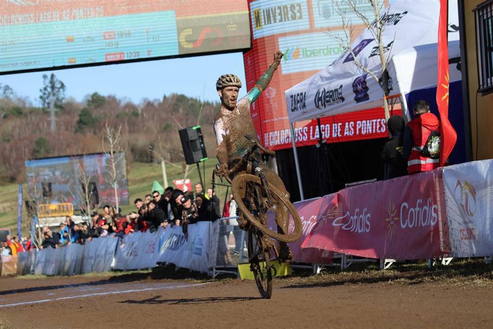 El ciclista Felipe Orts celebrando su séptimo título de campeón de España.